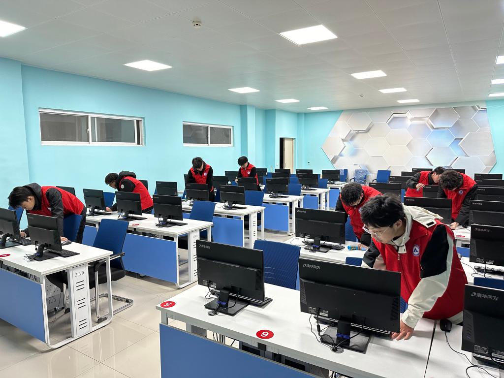 软件工程系开展“与雷锋精神同行”系列计算机系统服务活动